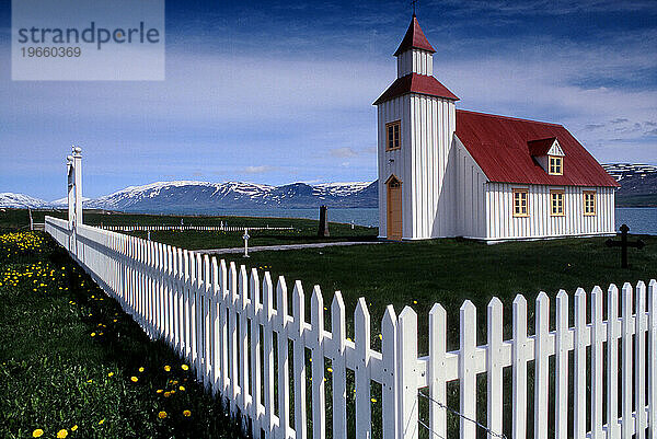 Ein malerischer Blick auf eine Kapelle im Norden Islands.