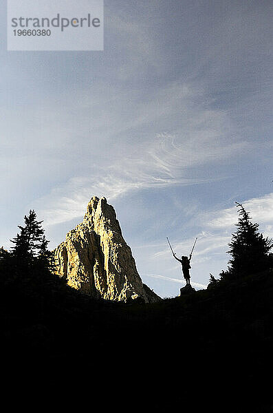 Die Silhouette eines Rucksacktouristen neben einem der Minarette auf der Sierra High Route  Kalifornien.