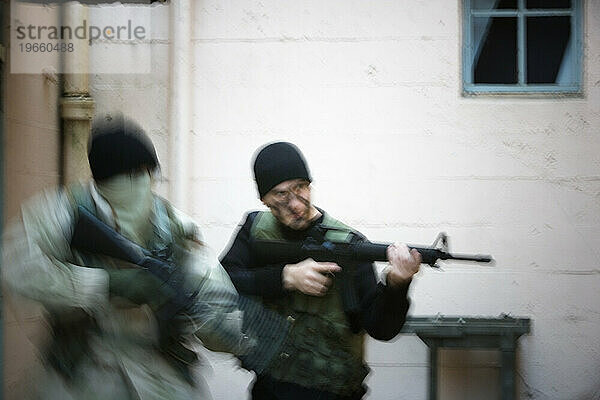 Zwei Soldaten richten ihre Waffen.