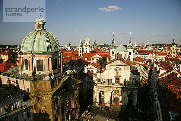 Krizovnicke-Platz mit der Kuppel des Heiligen Franziskus und der Kirche St. Salvator  Stare Mesto  Prag  Tschechische Republik.