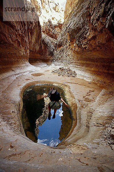 Frau springt in den Pool im Desert Canyon  Grand Canyon  Arizona