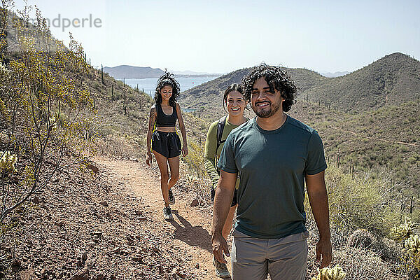 Drei Wanderer auf dem Desert Trail Lake im Hintergrund
