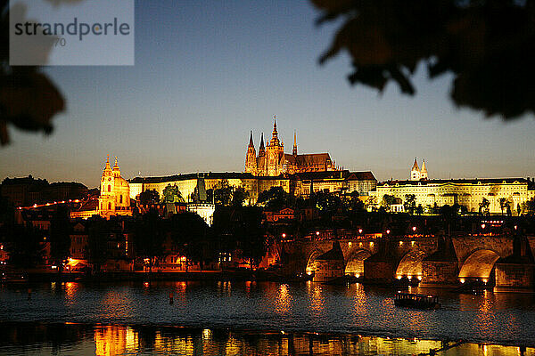 Blick über die Burg und den Veitsdom und die Karlsbrücke bei Nacht  Prag  Tschechische Republik.