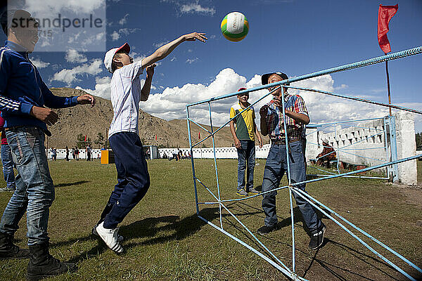 Mongolische Jungen spielen Mini-Volleyball beim Naadam-Festival  Bunkhan  Bulgan  Mongolei