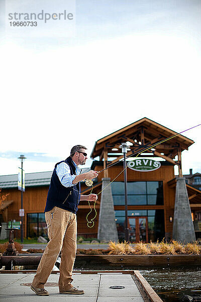 Ein Mann übt sein Fliegenfischen vor dem Orvis-Laden in Bend  Oregon.