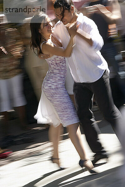 Ein Paar führt Tango in Buenos Aires vor.