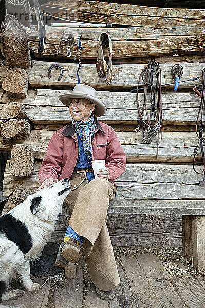 Rancherin Heidi Redd bereitet sich auf den Ausritt vor  neben dem Canyonlands NP  UT.