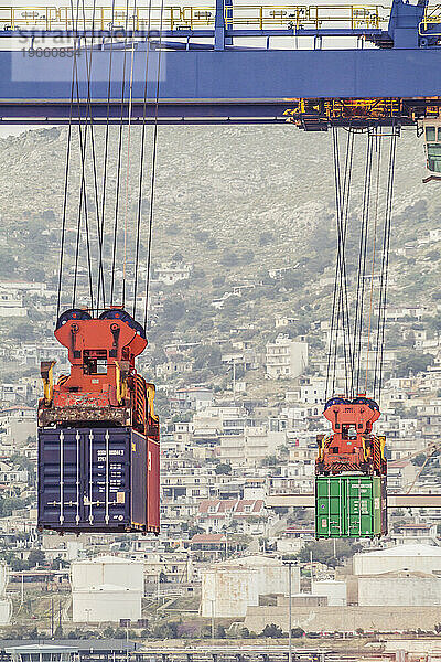 Container werden im Hafen auf ein Schiff verladen.