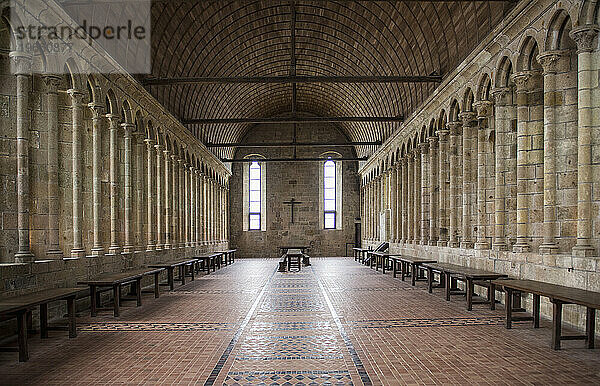 Speisesaal im Kloster Mont Saint-Michel  Normandie  Frankreich