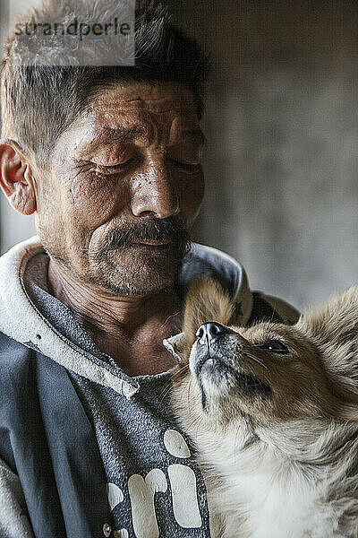 Porträt eines Mannes und eines Hundes  die einander anschauen  Patan  Bagmati  Nepal