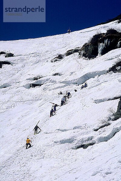 Skifahrer klettern in der Tuckerman-Schlucht