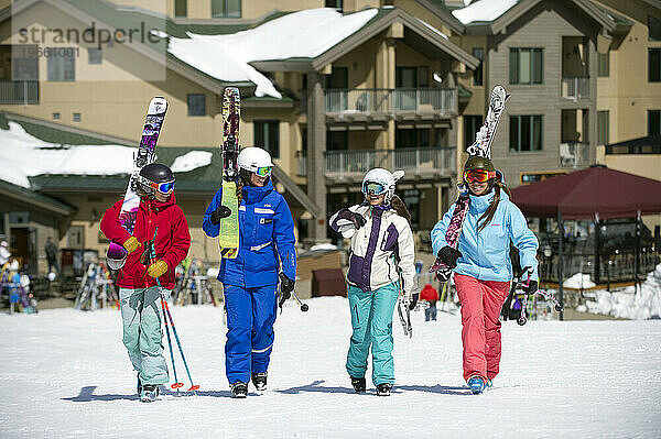 Eine Gruppe von Skifahrern geht mit ihrem Skilehrer im Dorf Kirkwood Mountain Resort in Kirkwood  Kalifornien  spazieren.
