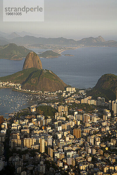 Blick auf den Pao Acucar oder Zuckerhut und die Bucht von Botafogo  Rio de Janeiro  Brasilien.