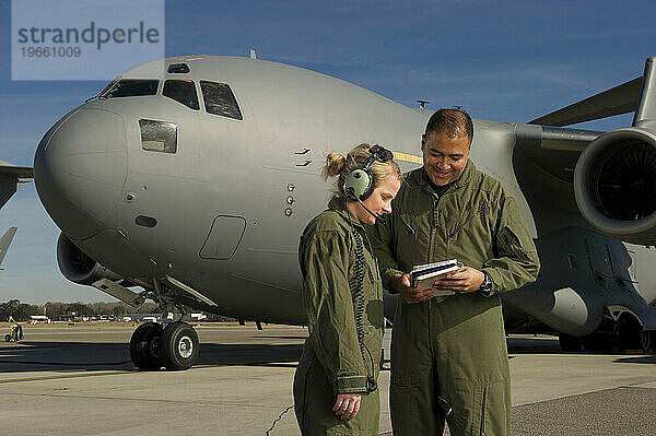 Lademeister der US-Luftwaffe führen während des Triebwerksstarts eine Checkliste vor dem Flug durch.