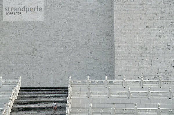 Ein Mann geht die Treppe eines Gebäudes in Taiwan hinauf.