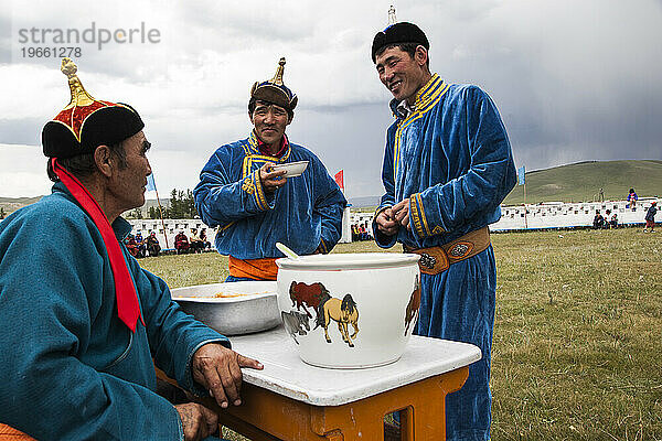 Männer trinken Arak während eines Ringkampfes beim Naadam-Festival  Bunkhan-Tal  Provinz Archangai  Mongolei