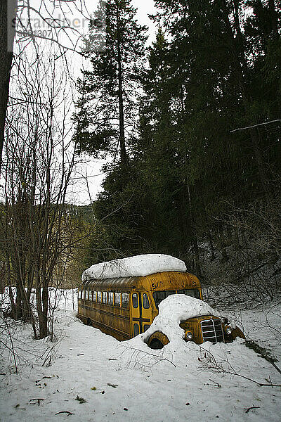 Ein einsamer Bus wartet darauf  dass der Winterschnee schmilzt.