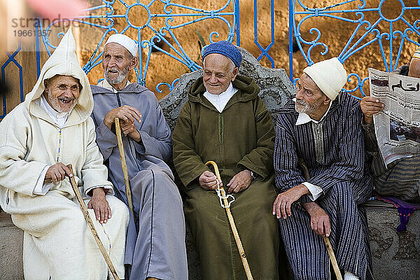 Ältere Männer sitzen auf dem Platz Plaza uta el Hammam in Chefchaouen  Region Rif-Gebirge  Marokko.