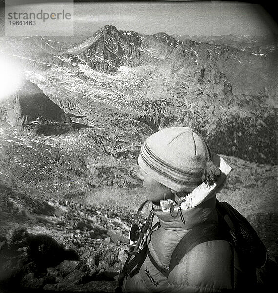 Nach der Besteigung des Longs Peak blickt eine Frau auf das Hinterland Colorados hinunter.