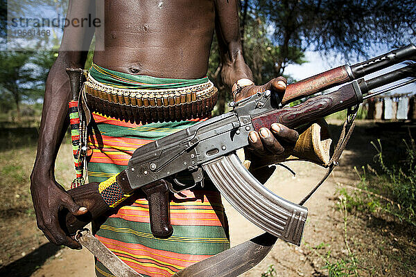 Ein äthiopischer Mann hält ein Kalaschnikow-Gewehr an seiner Taille.