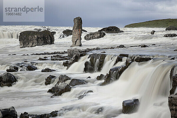 Dynkur-Wasserfall entlang des Flusses Thjorsa (Thjorsa) in Zentralisland