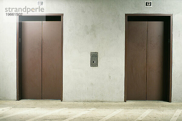 Vorderansicht von zwei Aufzugtüren in einer Tiefgarage  Kalifornien.