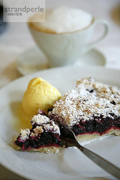 Kaffee und Kuchen im Café Louvre in der Straße Narodni Trida 2  Nove Mesto  Prag  Tschechische Republik.