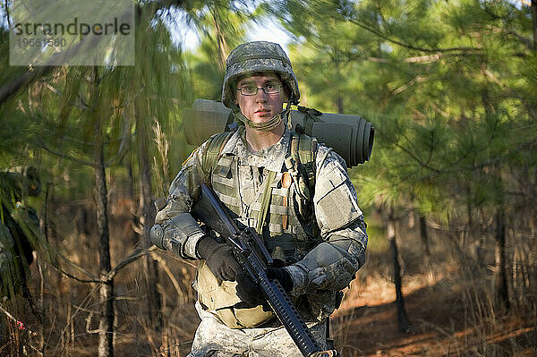 Ein Soldat patrouilliert während einer Feldübung durch den Wald.