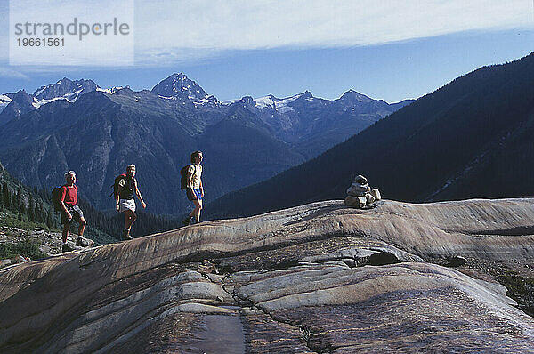 Drei Menschen wandern auf einem Felsvorsprung in British Columbia  Kanada.