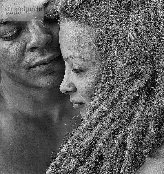 Ein Nahaufnahmeporträt eines afroamerikanischen Mannes und einer afroamerikanischen Frau.