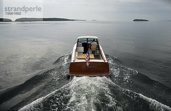 Bei ruhiger See macht sich ein Motorboot auf den Weg nach Hause.