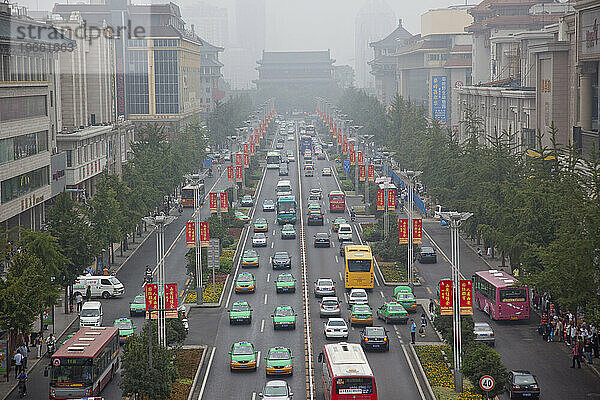 Verkehr in der Innenstadt von Xian  Shaanxi  China