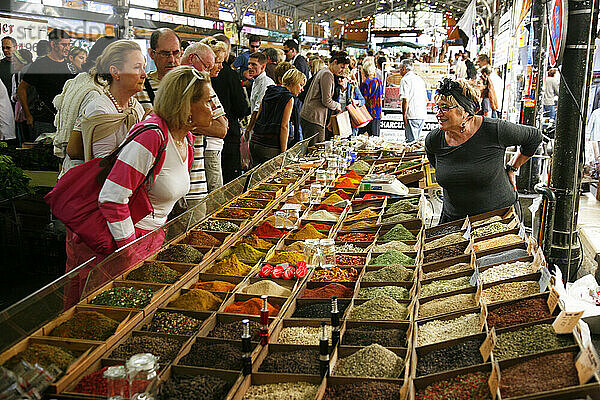 Gewürzstand auf dem Cours Massena-Markt in der Altstadt  Antibes  Alpes Maritimes  Provence  Frankreich.