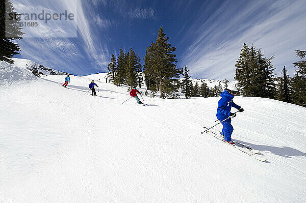 Eine Gruppe von Skifahrern folgt ihrem Skilehrer im Winter im Kirkwood Mountain Resort in Kirkwood  Kalifornien  eine präparierte Piste entlang.