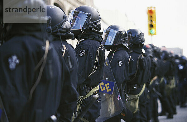 Bereitschaftspolizisten der RCMP und der Ontario Provincial Police (OPP) bewachen die G20-Proteste in Ottawa im Jahr 2001.