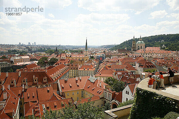 Blick vom Südgarten  Hradschin  Burgviertel  Prag  Tschechische Republik.