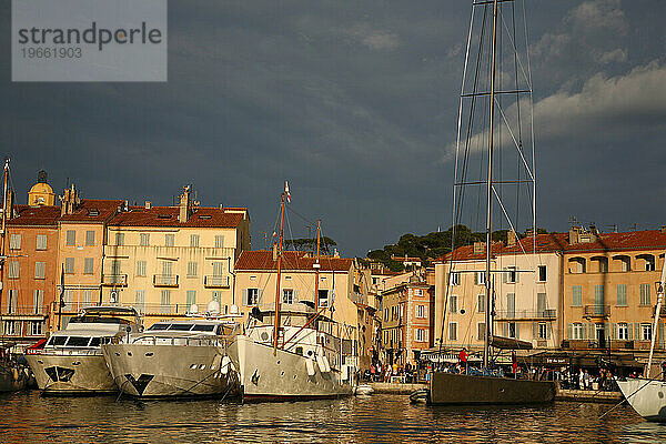 Yachten und Boote im Hafen  St. Tropez  Var  Provence  Frankreich.