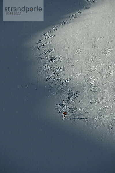 Ein Skiführer tanzt mit einem Bergschatten.