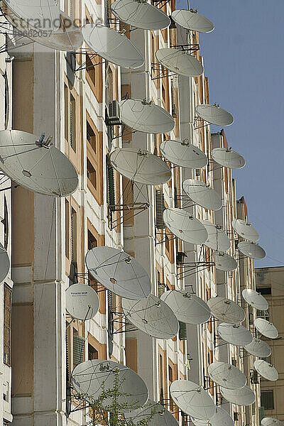 Satellitenschüsseln an der Seite eines Wohnblocks