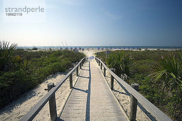 Ein Holzsteg führt zum Strand auf Hilton Head Island  SC.