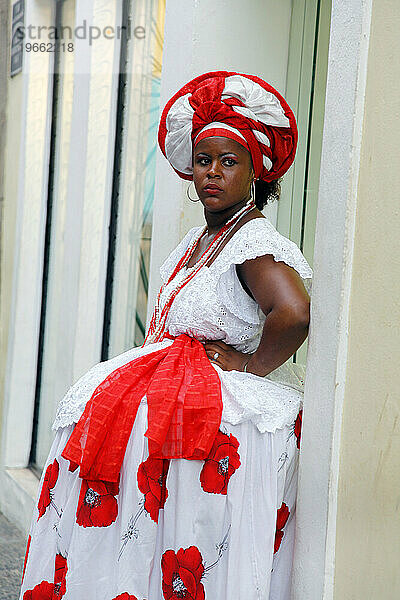 Porträt einer bahianischen Frau in traditioneller Kleidung im Stadtteil Pelourinho  Salvador  Bahia  Brasilien.