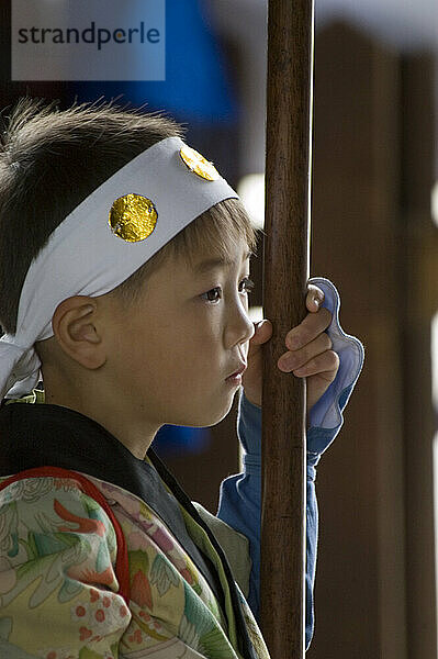 Ein japanischer Junge in traditioneller Kleidung nimmt an einer Hochzeitszeremonie in Tokio  Japan  teil.