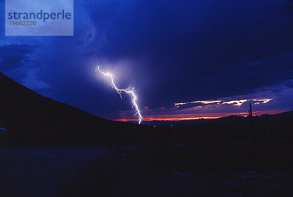 Ein Blitz in der Abenddämmerung im Süden Arizonas.