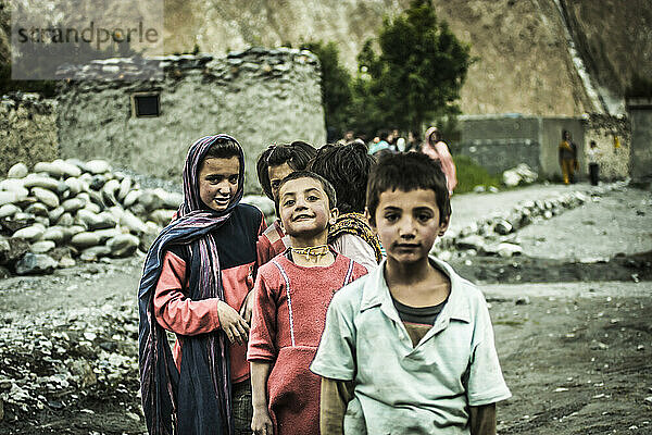 Kinder stehen vor ihrem Haus im Norden Pakistans