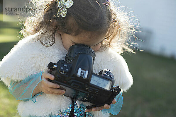 Prinzessin spielt an einem kalten Tag mit einer Kamera