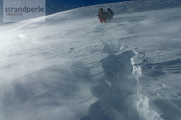 Sherpas klettern im Tiefschnee und bei starkem Wind auf Gurla Mandhata  Tibet.