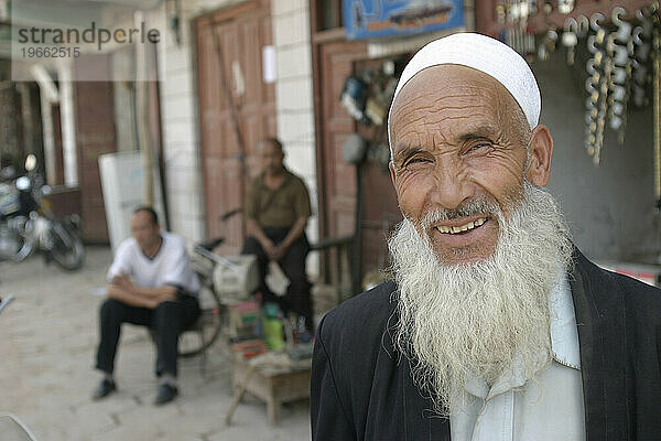 Uigurischer Mann lächelt in Kaschgar