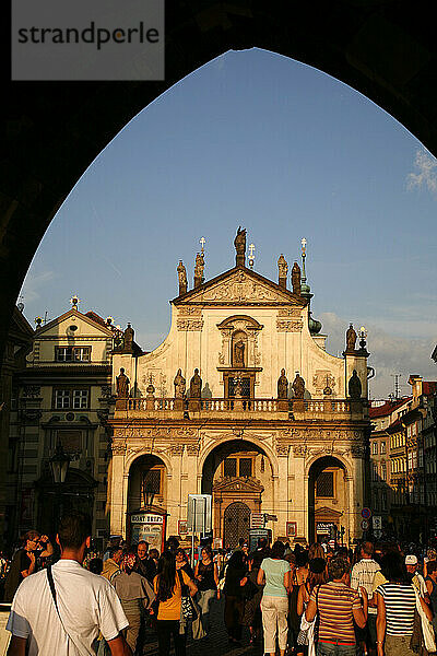 Menschen am Ende der Karlsbrücke vor der St.-Salvator-Kirche. Prag  Tschechische Republik.