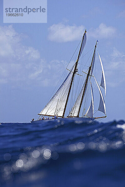 Segelyacht „Adventuress“-Rennen bei der Antigua Classic Yacht Regatta  Antigua  Britische Westindische Inseln.