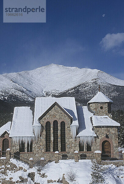 Eine Bergkirche im Winter.